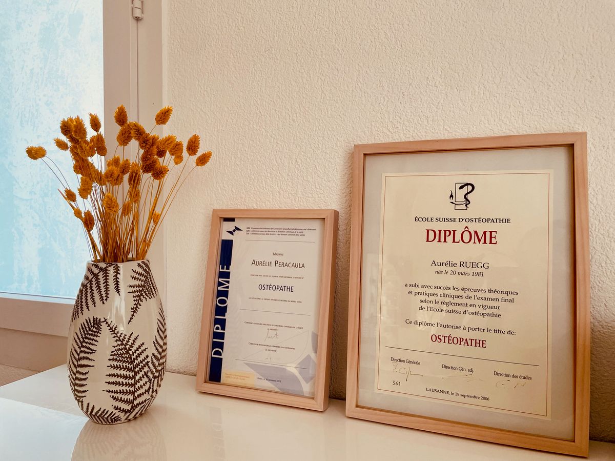 Diplômes encadrés : École Suisse d'Ostéopathie et diplôme intercantonal CDS-GDK