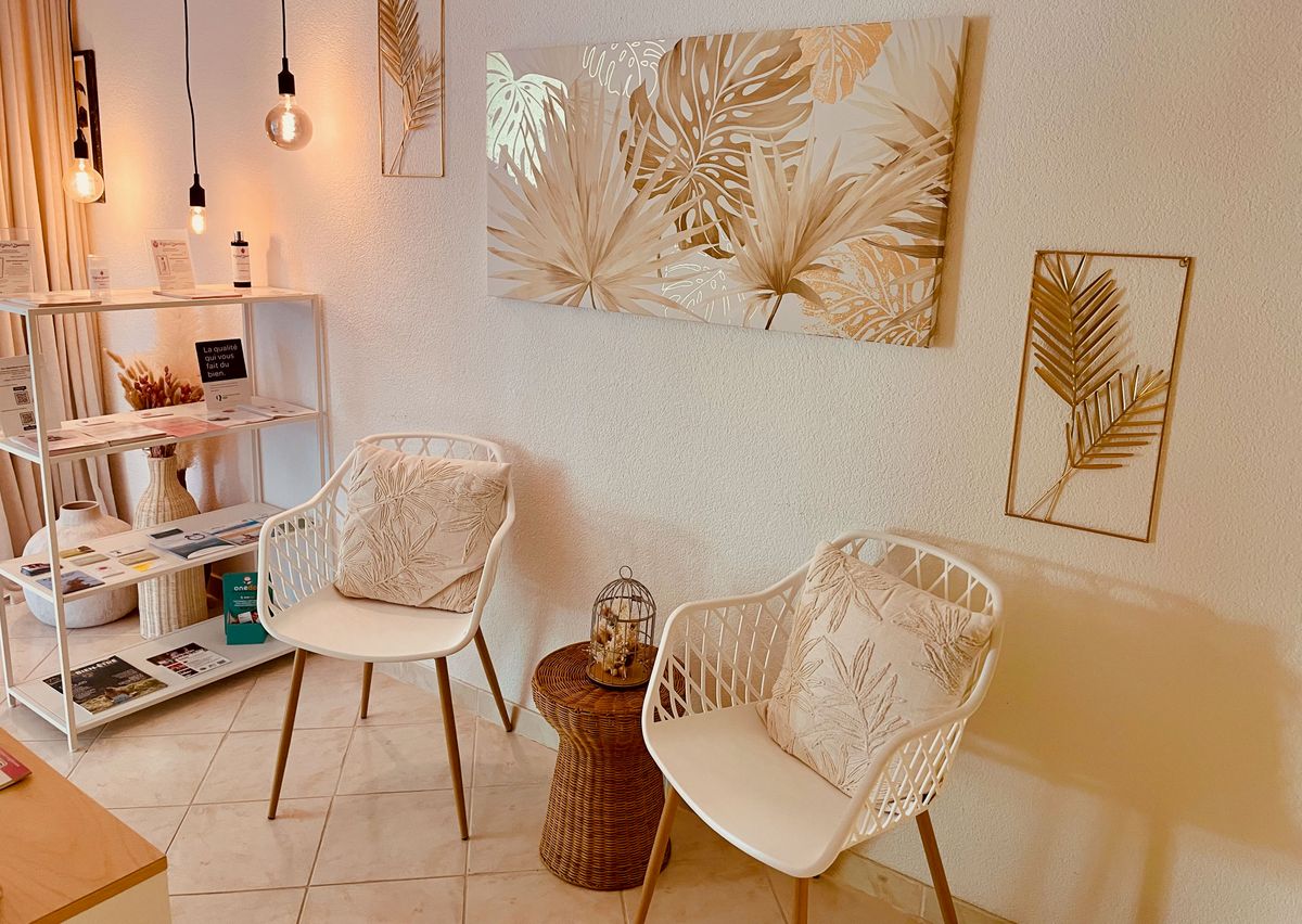 Salle d'attente du cabinet, dans la boutique attenante