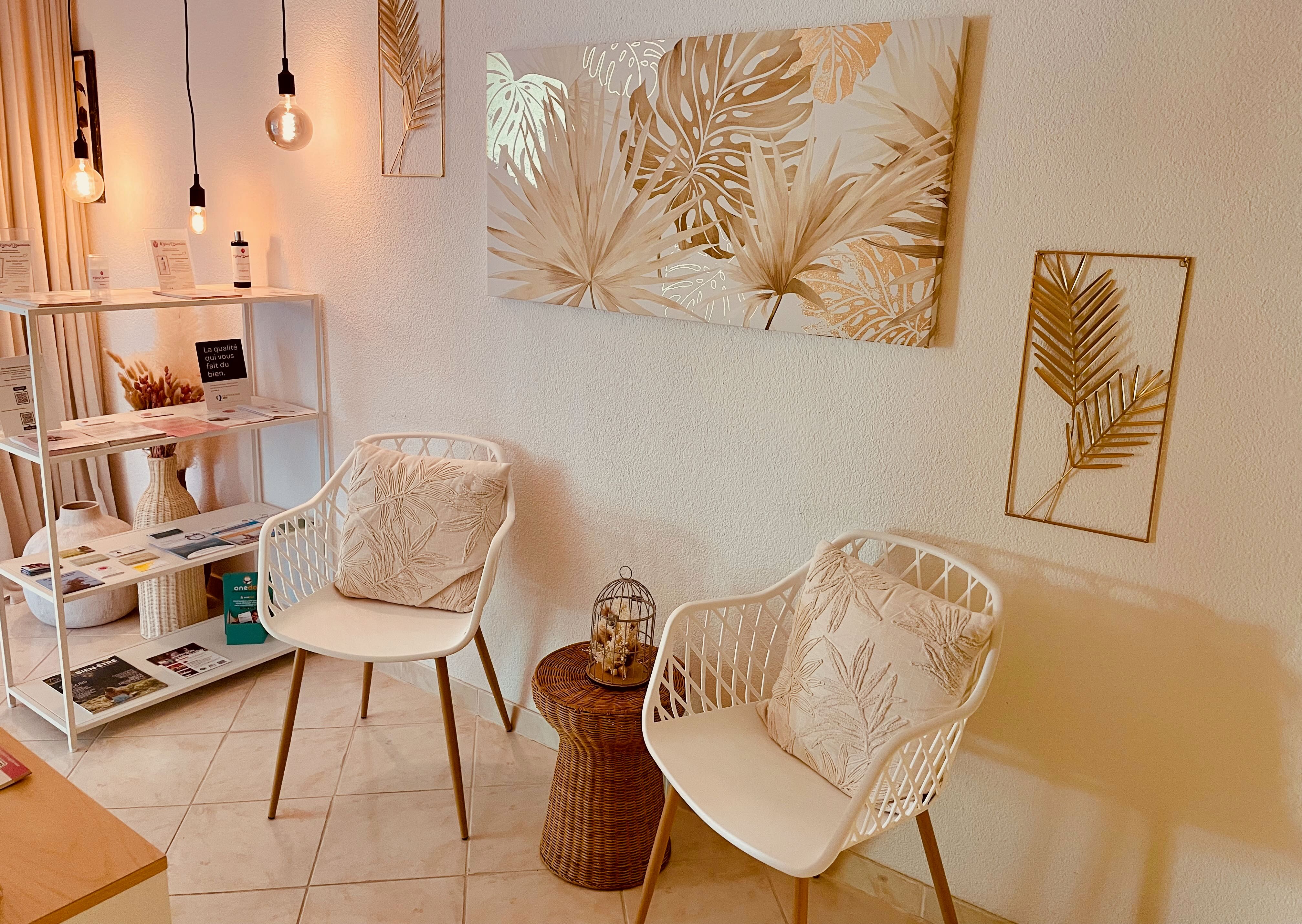 Salle d'attente du cabinet, dans la boutique attenante