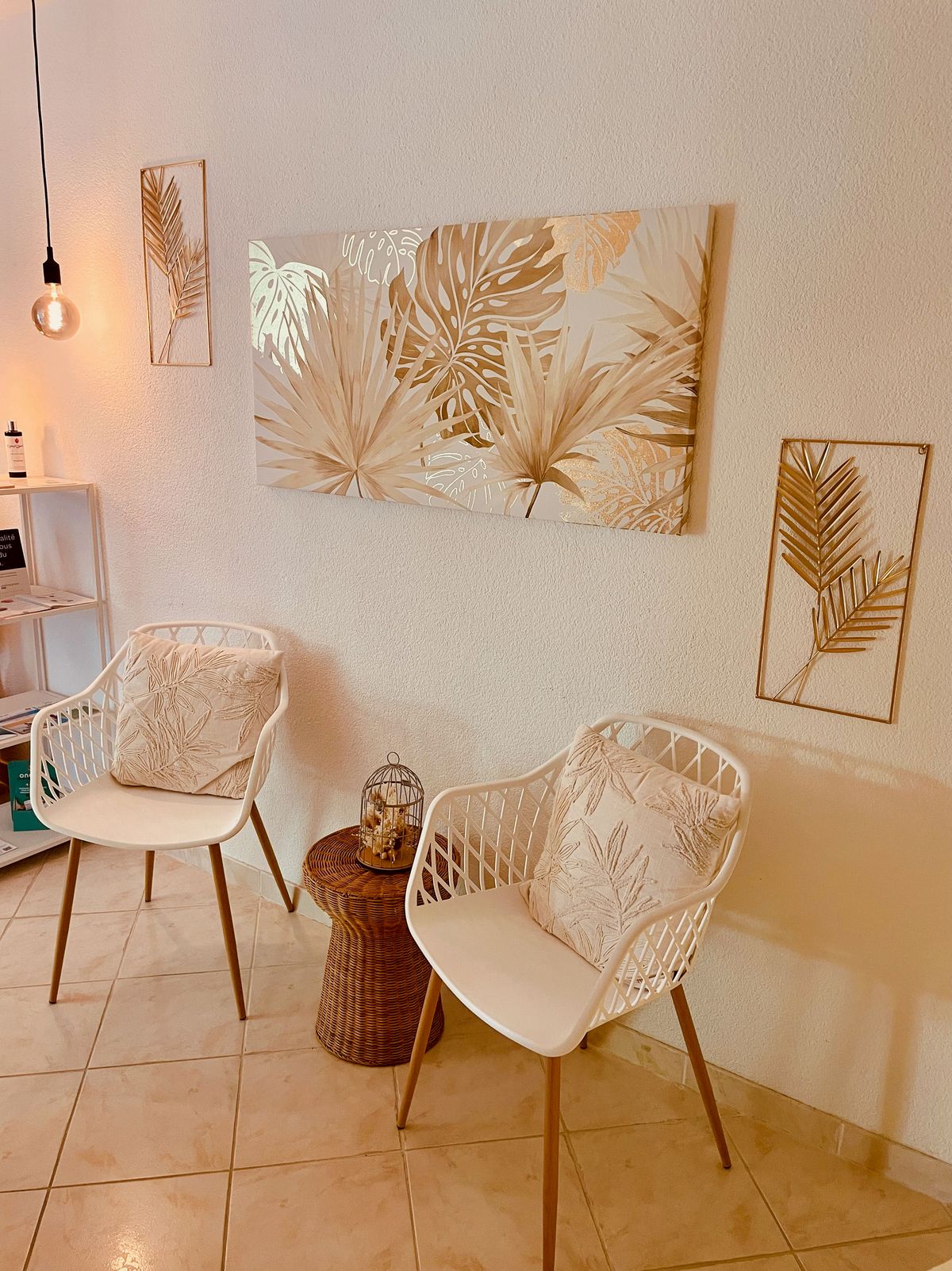 Salle d'attente dans la boutique Natur'Hessentielle, par où se fait l'entrée du cabinet